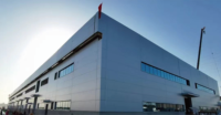 Entrepôt moderne en structure métallique préfabriquée, bâtiment métallique robuste pour le stockage industriel