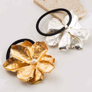 Nouvelles Tendances : Accessoires <span class=keywords><strong>Cheveux</strong></span> <span class=keywords><strong>Femme</strong></span> – Élastique à <span class=keywords><strong>Cheveux</strong></span> Personnalisé en Plaqué Or et Argent avec Fleur et Perle pour <span class=keywords><strong>Queue</strong></span> <span class=keywords><strong>de</strong></span> <span class=keywords><strong>Cheval</strong></span> - Product Image 3