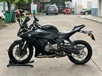 Moto sportive QJMOTOR 350cc d'occasion, bicylindre en parallèle refroidi par liquide, noir mat
