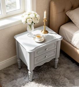 Elegante Mesita de Noche de Madera Maciza Gris Envejecida, con 2 Cajones Empotrados y Patas Redondas con Perillas, para Dormitorio - Product Image 3