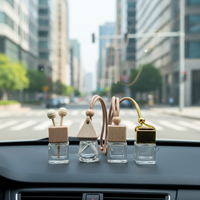 Vente en gros de diffuseurs de parfum pour voiture de luxe, flacon suspendu transparent givré de 8 ml avec bouchon en bois, très demandé