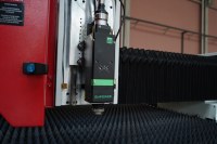 Machine de découpe laser à fibre CNC 3000W pour tôles et tubes métalliques |   Découpeuse laser à fibre 3000x1500mm avec mandrin rotatif