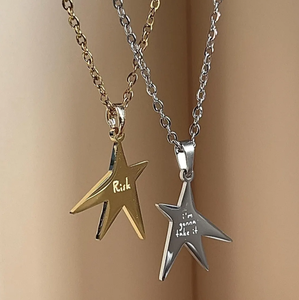 Collana con Ciondolo a Stella Geometrica Minimalista per Uso Quotidiano, Charm a Forma di Stella Placcato in Oro 18K PVD, Gioiello Resistente al Sudore - Product Image 1