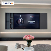 Meuble TV de salon de style moderne personnalisé avec panneau de porte en rotin, plateforme recouverte de pierre et panneau décoratif intégré