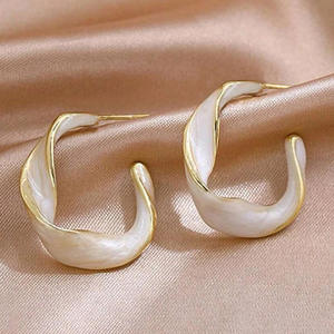 Elegantes pendientes de aro con perlas y concha chapada en oro para mujer, diseño ovalado blanco minimalista para uso diario - Product Image 3