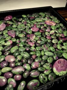 Cabujones de Rubí Zoisita Natural: Cristales de Piedras Preciosas a Granel, Gemas de Formas Mixtas para Joyería, Precio al por Mayor - Product Image 5