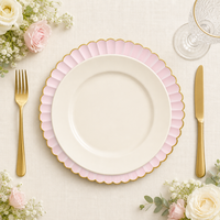 Assiettes de présentation festonnées rose pâle et or de 13 pouces en gros, sous-assiettes en plastique PP de haute qualité pour la décoration de tables de mariage et de banquets