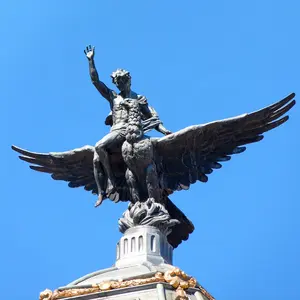 Prächtiger riesiger schöner Kunstwerk bronze mann, der auf Adlers kulptur zum Verkauf sitzt