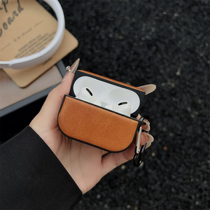 Funda retro para AirPods con diseño de piel de vaca, llavero incorporado para exteriores - Product Image 2