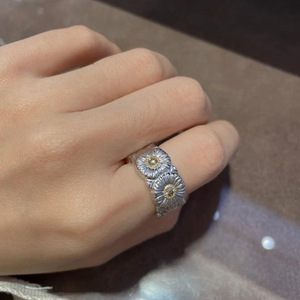 Anello da cocktail con fiore Q383 per donna, gioiello regalo con zirconi cubici creati in laboratorio e montatura a griffe - Product Image 3