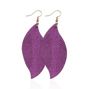 Boucles d'oreilles pendantes à plumes géométriques à la mode en similicuir avec frange pour femme UIONEN 888 - Product Image 1