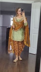 थोक भारतीय बॉलीवुड शैली हस्तनिर्मित हाथ ब्लॉक मुद्रित आंगन तीन टुकड़े लॉन सूट सामने कढ़ाई शीर्ष