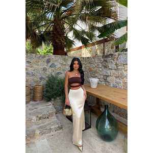 Body marron basique avec détail fenêtre, coupe ajustée décontractée, longueur au-dessus du genou, saison automne-été, manches courtes, décoration boutonnée - Product Image 1