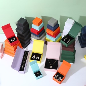 Logotipo personalizado varios colores caja de regalo magnética papel pendiente pulsera collar joyería cajas de embalaje - Product Image 1