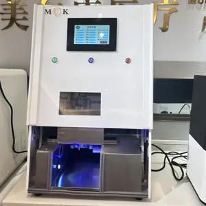 Laboratorio odontoiatrico utilizza fresatrice CNC programmabile blocco Zirconia dentale a 5 assi