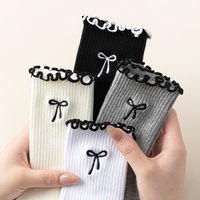 Chaussettes de yoga pour femmes, mi-mollet, antidérapantes, en mélange de coton, pour Pilates et fitness, avec broderie de nœud en dentelle