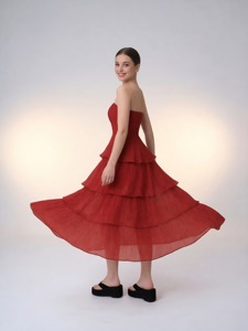 Abito midi da donna rosso con volant a strati e senza spalline - Product Image 3