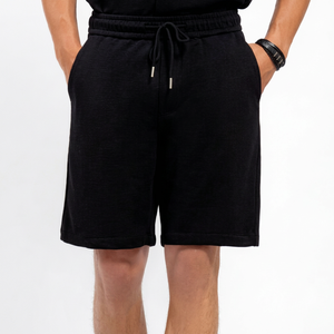 Pantalones cortos tipo bermuda de algodón negro para hombre con cintura con cordón y bolsillos estilo casual - Product Image 1