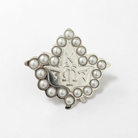 Broche de sororité en alliage avec accent perlé et pendentif lettre grecque, idéale pour cadeau et fête