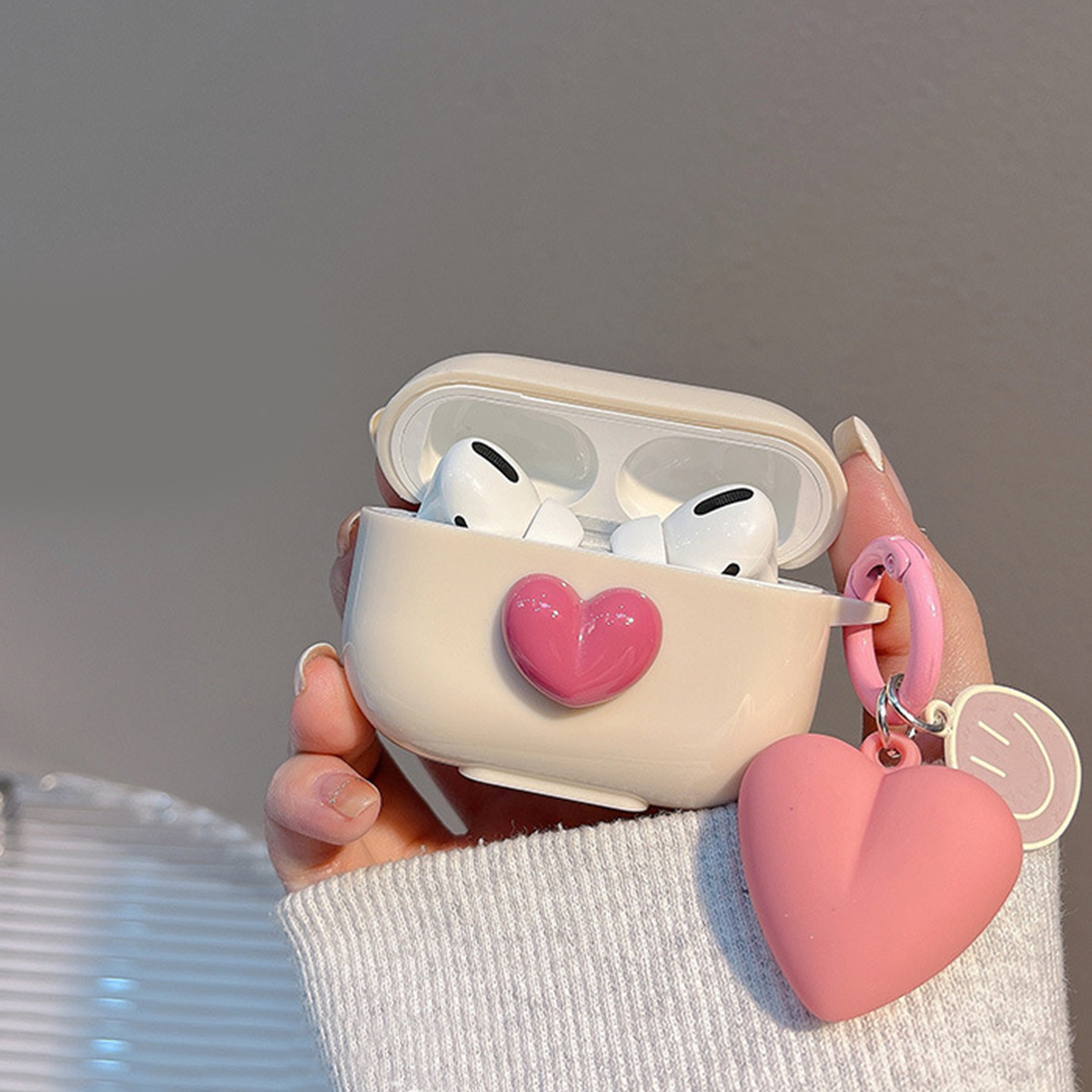 Beige Shell Smiling Heart Pendant