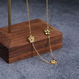 Collier ras-de-cou vintage en acier inoxydable avec pendentif fleur de prunier plaqué or - Product Image 3