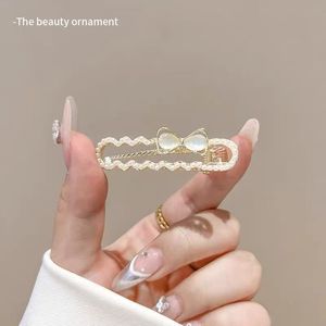 Pasador de pelo con lazo de diamantes de imitación de diseño exclusivo, novedad 2026, pasador de pelo de alta gama con estilo. - Product Image 2