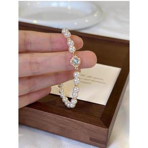 Bracciale con Perle Finte a Forma di Quadrifoglio, Gioiello di Lusso per Donne, Elegante Creazione del Designer, Lunghezza Standard - Product Image 3