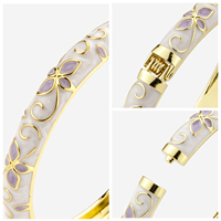 Gelang Bangle Cloisonne Lapis Emas 8mm Lebar dari Paduan Seng dengan Motif Bunga Enamel Putih untuk Wanita, Gaya Vintage