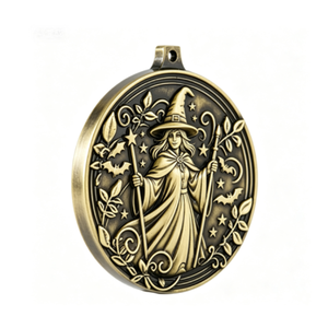 Medalla de Bruja de Latón Chapada en Oro con Diseño de Hada en Relieve para Decoraciones de Halloween - Product Image 2