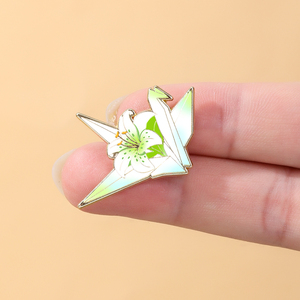 Broches en émail souple personnalisées en gros, motif grue d'<span class=keywords><strong>origami</strong></span> et fleur, imprimées UV, plaquées or, broches en métal motif grue de papier, accessoire floral en stock - Product Image 5