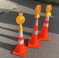Feux de signalisation solaires LED jaunes en plastique avec protection IP66 pour la sécurité routière et le contrôle du trafic des cônes de signalisation