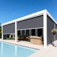 Stores à enroulement motorisés modernes en aluminium avec système Ziptrack, stores transparents en PVC manuels, certifiés CE pour jardin, patio et enclos.