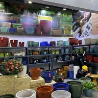 Pot de fleurs minimaliste de style varié avec plateau pour la décoration de la maison et du jardin