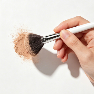 Pinceau de maquillage professionnel 2-en-1 en nylon à manche en bois blanc pour poudre et blush, avec peigne à sourcils et cils – Vente en gros usine sous marque privée - Product Image 4