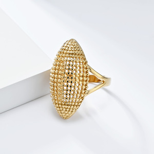 Anillo/banda de titanio chapado en oro de alta gama, exquisito, con diseño calado, para mujer, moderno para uso diario y para ir al trabajo. - Product Image 3