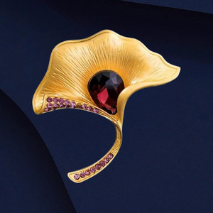 Broche de Cristal Vintage Personalizado em Forma de Folha de Ginkgo, Elegante para Acessórios de Vestuário Feminino - Product Image 4