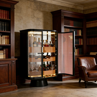 Armoire à vin rotative Art Déco haut de gamme avec cadre en métal noir, panneaux en verre ambré et rangement pour armoire à vin de luxe