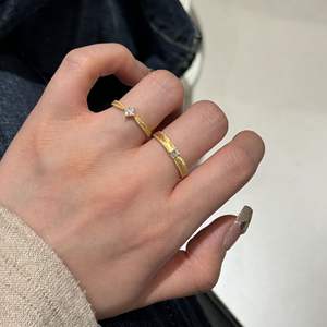 Anillo Wenchi de Plata Pura S925 con Baño de Rodio, Diseño Antiguo con un Solo Diamante, Círculo Liso, Lujo Discreto, Versátil, Exquisito y Único - Product Image 5