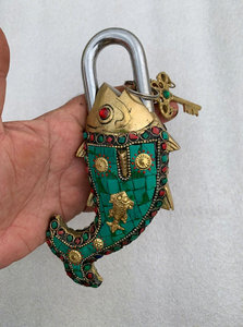 Cadenas en laiton orné en forme de poisson, serrure décorative vintage en métal avec motifs colorés, clés squelette de style antique - Product Image 2