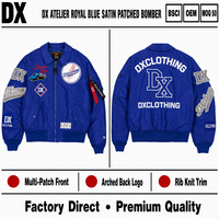 Blouson Bomber Personnalisé Bleu Royal 460 g/m² en Satin avec Écussons Multiples, Logo Arqué sur le Devant, Bordure en Tricot Côtelé, Style Universitaire Streetwear OEM ODM