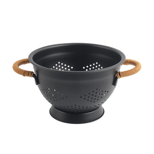 Passoire en métal noir mat avec poignées en rotin et support pour égoutter les fruits, légumes et pâtes - Product Image 4