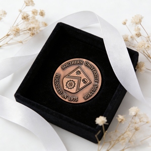 Pièce de monnaie commémorative personnalisée en métal, émaillée à chaud, gaufrée en 3D, écologique, pour les anniversaires de fondation universitaires (OEM) - Product Image 3