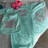Boutique Nouveau-né Bébé 100% Coton Peigné Robes de Nuit Infantile Bébé Blanc Coton Caché Fermeture Éclair Bavoir Couverture Ensemble Bébé Monogramme Nuisette