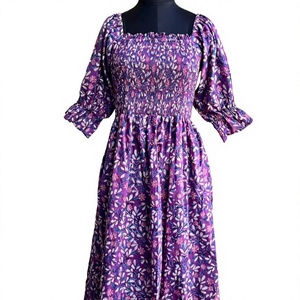 Robe en coton smockée à fleurs violettes, manches bouffantes, col carré, robe midi décontractée, tenue estivale légère, tenue élégante pour tous les jours - Product Image 1