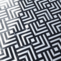 Parquet en marbre vert et blanc rustique, motif irrégulier mixte, couleurs personnalisables, projet de mur d'accentuation pour hôtels et villas