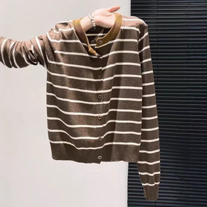 เสื้อคาร์ดิแกนถักลายทางสำหรับผู้หญิง แขนยาว คอกลม ทรงหลวม กระดุมแถวเดียว - Product Image 1