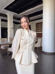 Conjunto de Dos Piezas de Lujo para Verano, Chaqueta de Malla con Flores Elegantes y Falda Larga, Estilo Casual Plisado, Listo para Enviar a Medio Oriente - Product Image 3