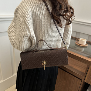 Bolso de hombro cruzado de lujo para mujer, moderno y de uso diario, con cierre dorado y diseño acolchado para un uso a la moda. - Product Image 5