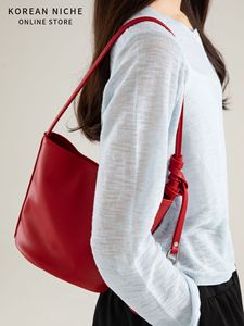 Sac seau décontracté et élégant pour femme, nouveau design de niche, polyvalent, de haute qualité, avec décorations, vente en gros - Product Image 3