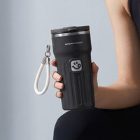 Gobelet isotherme à rayures avec paille, doublure en acier inoxydable, design moderne et minimaliste, sangle de transport, pour hommes et femmes, utilisation en voiture, maintien thermique 6 heures